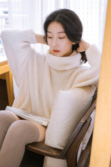1亿米高的美女巨人